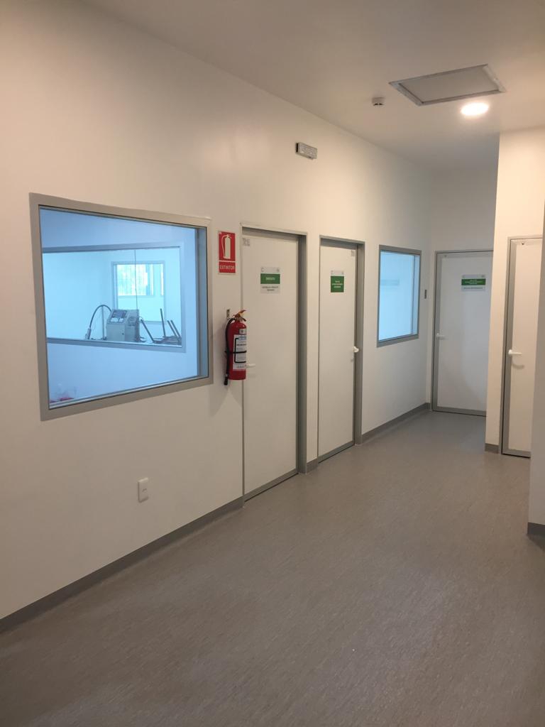 En la fotografía se observan cuatro puertas con contramarco de aluminio, piso de moquete y un bomberito.